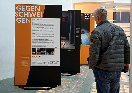 Ein Mann betrachtet eine Ausstellungstafeln im Bürgercentrum Pforzheim.