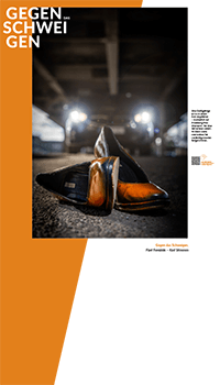 Stele mit orangen Pumps auf rauem Asphalt