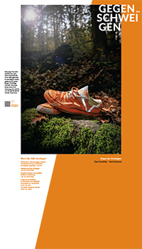 Stele mit ein Paar orangefarbener Chucks im Laub im Wald